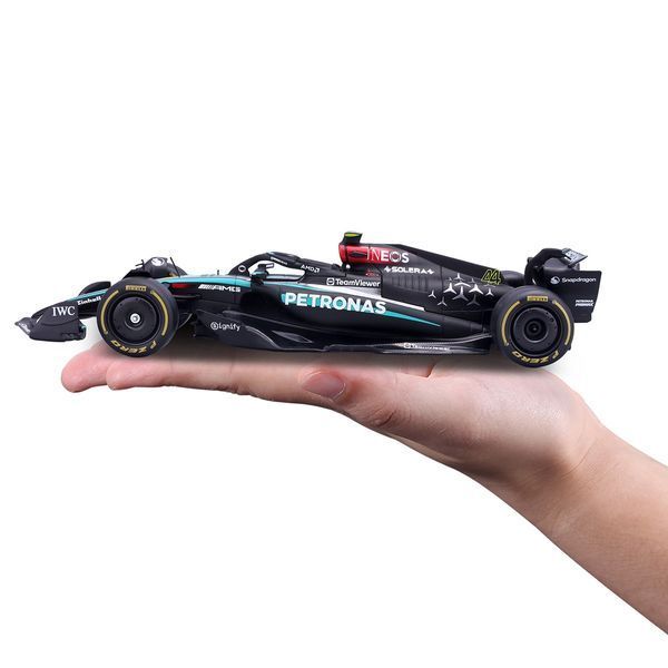 Автомодель з фігуркою &ndash; Mercedes‑AMG Petronas F1 W15 (2024) (1:24) 18-28069 (#44) фото