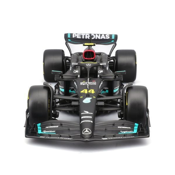 Автомодель з фігуркою &ndash; Mercedes‑AMG Petronas F1 W15 (2024) (1:24) 18-28069 (#44) фото